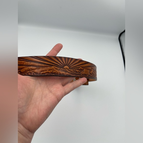 Leather Belt Made In The USA with Trucking Scene, Never Worn, No Buckle SZ 42-46 - Picture 8 of 12